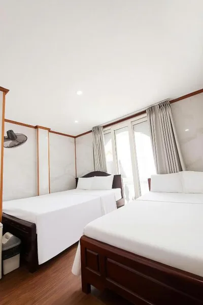 Dreibettzimmer mit Balkon — TUAN Central Hotel